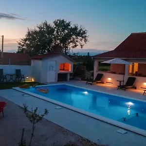 https://holiday-house-mia-murvica-policnik.hotelinzadar.com